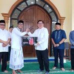 Kemenag Belitung Timur Dampingi Bupati Serahkan Bantuan ke Masjid Darussalam Manggar