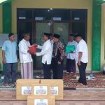 Komitmen Perkuat Literasi Keagamaan, Kemenag Beltim Serahkan 25 Buah Buku Keagamaan di Cendil